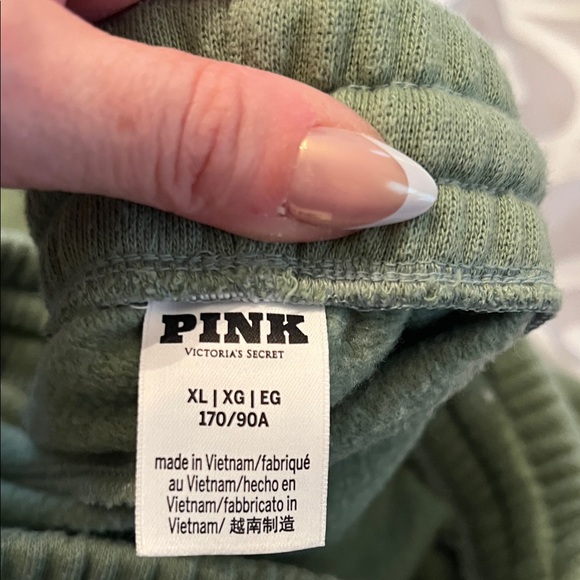 NWOT VS PINK CROP HOODIE W/SHORTS SET - Picture 11 of 11